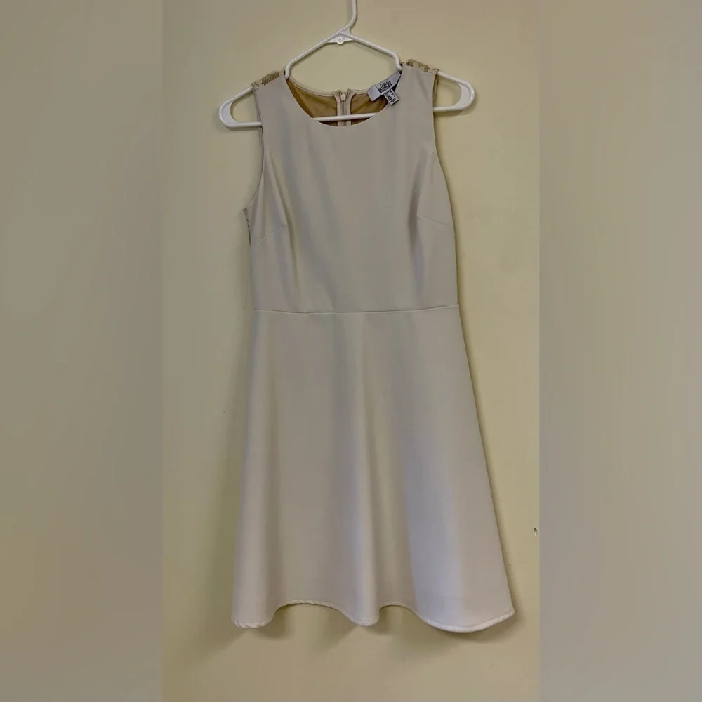 Belle Badgley Mischka Elegant Cream Lace Dress Size 4